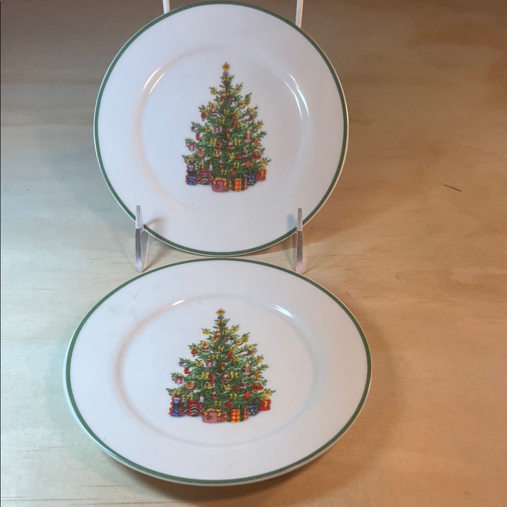 Small Christmas Tree Plates with Green Trim